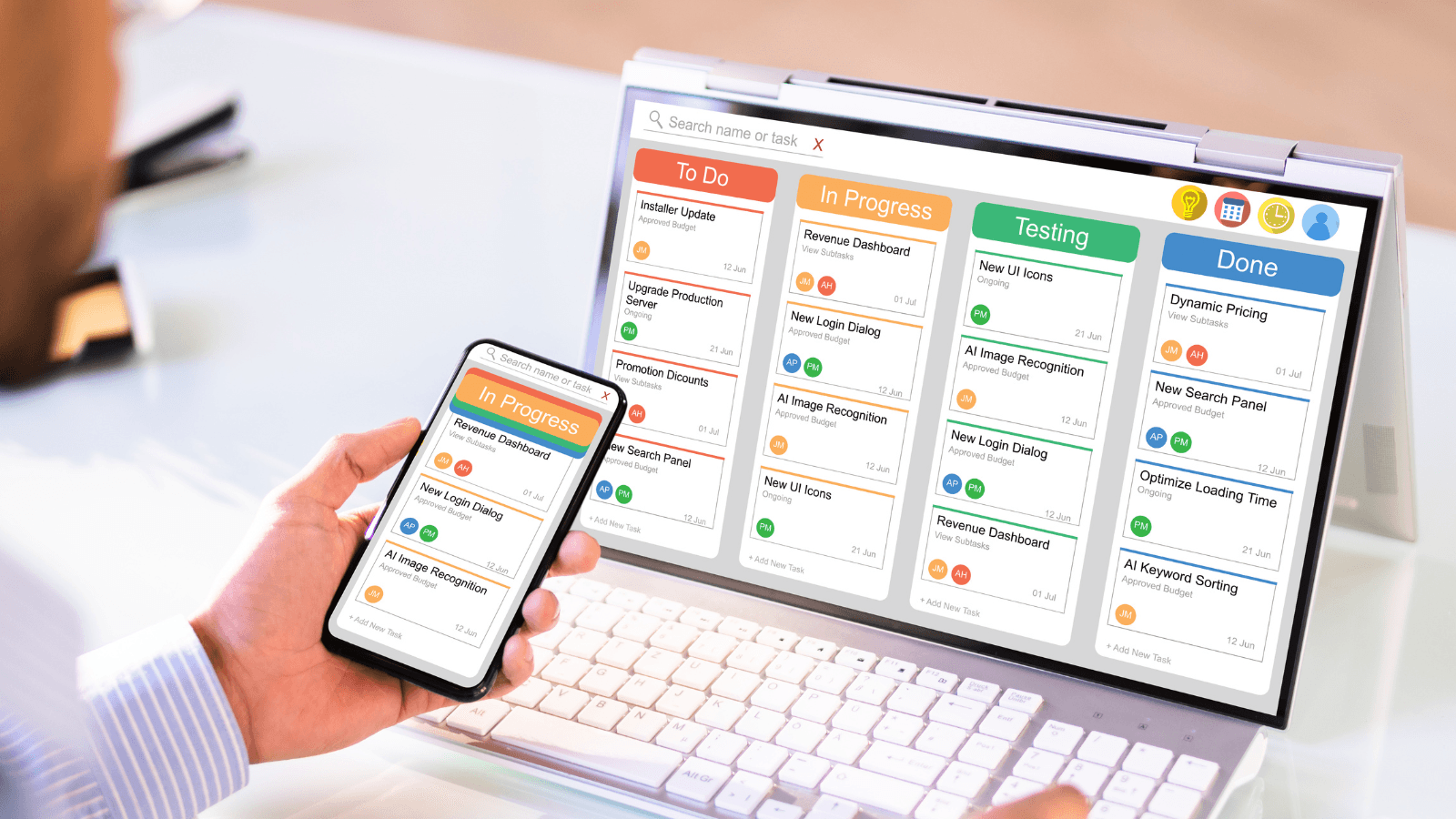 Gestionale con le attività di progetto aperto su laptop e smartphone